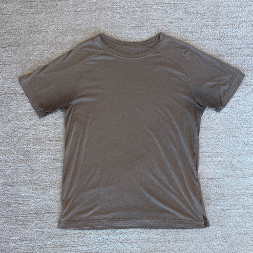 Men's ALO yoga tan triumph t-shirt : size M - gravel color